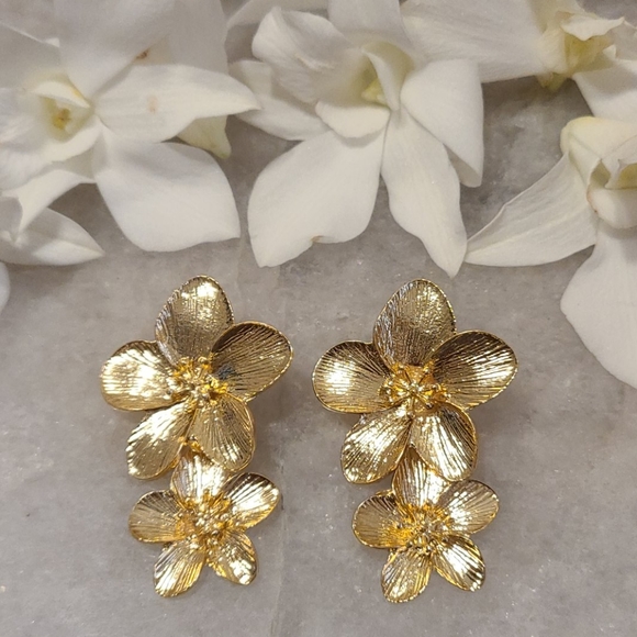 BHLDN Accessories - ❤️BHLDN gold tone floral pierced earrings NEW